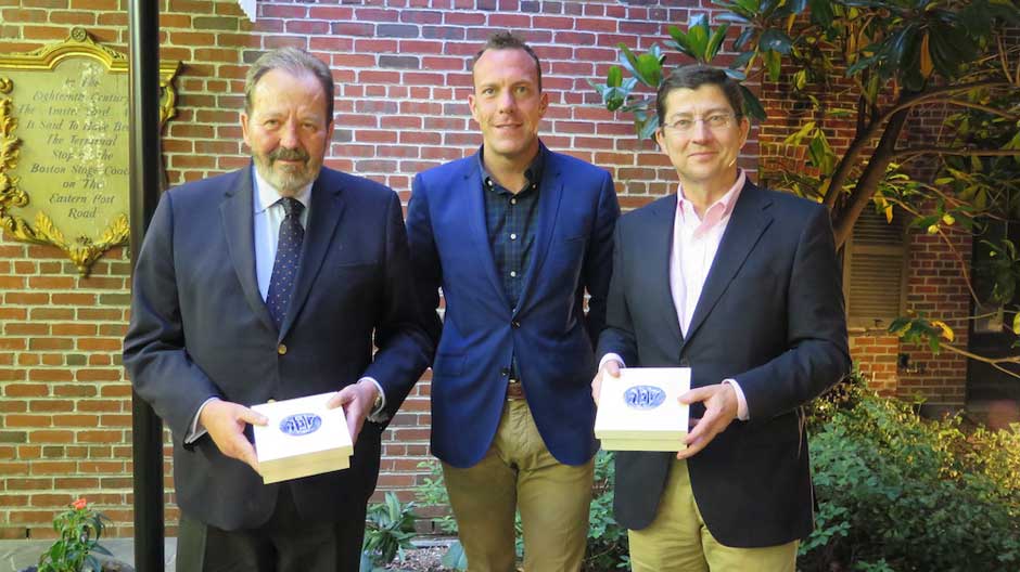 regalo institucional de la Red de Juderías a Rafael Conde de Saro, Cónsul General de la Embajada española en Nueva York, y a Ignacio Olmos, Director del Instituto Cervantes en Nueva York