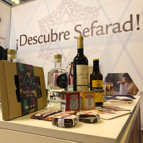 En el marco de FITUR 2019, la Red de Juderías de España – Caminos de Sefarad ha dado a conocer su oferta turística a medios de comunicación y profesionales turísticos en un concurrido acto presidido por Dña. Patricia Valles, Presidenta de la Red de Juderías y Alcaldesa de Hervás.