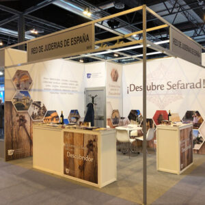 En el marco de FITUR 2019, la Red de Juderías de España – Caminos de Sefarad ha dado a conocer su oferta turística a medios de comunicación y profesionales turísticos en un concurrido acto presidido por Dña. Patricia Valles, Presidenta de la Red de Juderías y Alcaldesa de Hervás.