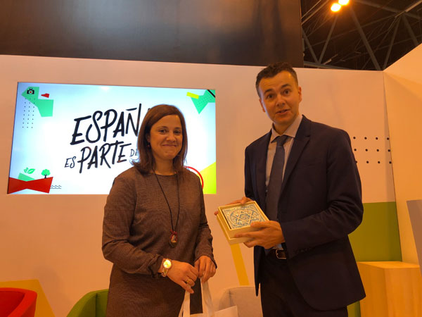 En el marco de FITUR 2019, la Red de Juderías de España – Caminos de Sefarad ha dado a conocer su oferta turística a medios de comunicación y profesionales turísticos en un concurrido acto presidido por Dña. Patricia Valles, Presidenta de la Red de Juderías y Alcaldesa de Hervás.