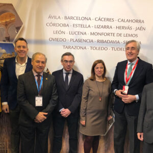 En el marco de FITUR 2019, la Red de Juderías de España – Caminos de Sefarad ha dado a conocer su oferta turística a medios de comunicación y profesionales turísticos en un concurrido acto presidido por Dña. Patricia Valles, Presidenta de la Red de Juderías y Alcaldesa de Hervás.