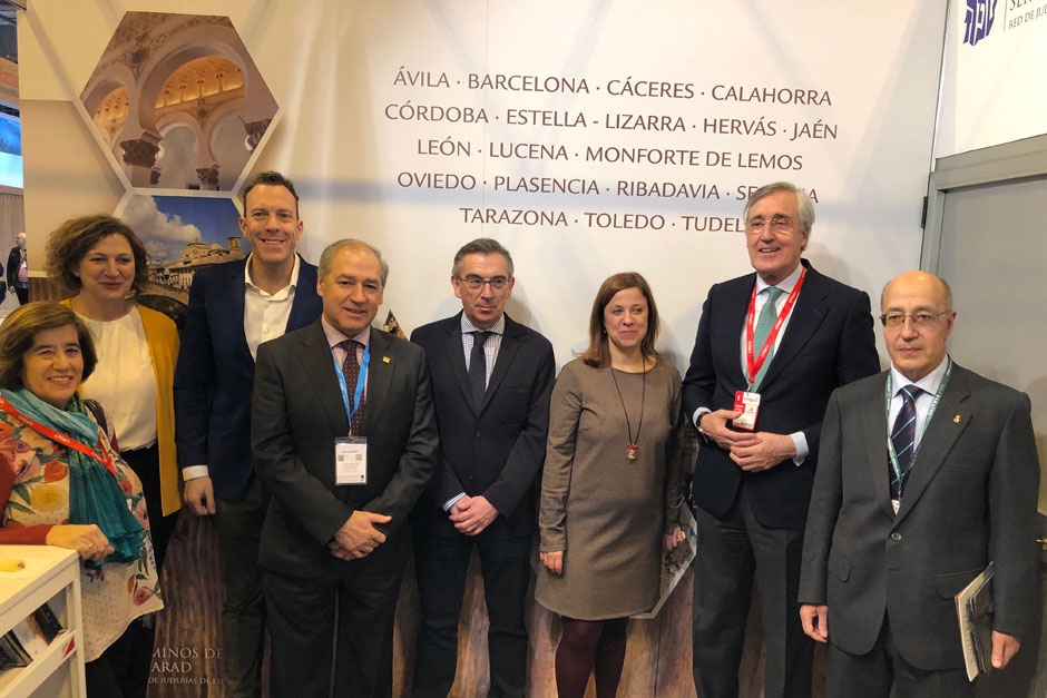 En el marco de FITUR 2019, la Red de Juderías de España – Caminos de Sefarad ha dado a conocer su oferta turística a medios de comunicación y profesionales turísticos en un concurrido acto presidido por Dña. Patricia Valles, Presidenta de la Red de Juderías y Alcaldesa de Hervás.