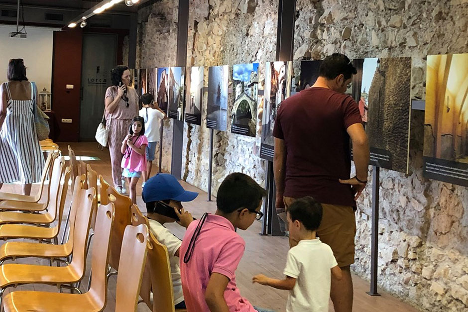 Dentro de la celebración de la 20ª Jornada de la Cultura Judía, Lorca acogió la exposición fotográfica «Descubre Sefarad».