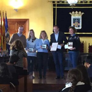 Un total de 62 escolares de entre 13 y 16 años del colegio madrileño Ibn Gabirol visitaron Tarazona de la mano de la Red de Juderías de España. La jornada, organizada para conocer de primera mano la herencia judía de la ciudad, incluyó incluyó una visita guiada por la judería de la ciudad y la asistencia al cuenta cuentos de “Los Navegantes” en el Centro de Mayores del que informamos en este enlace. Los escolares fueron recibidos en el Salón de Plenos del Ayuntamiento por D. Luis José Arrechea, Excmo. Alcalde de Tarazona.