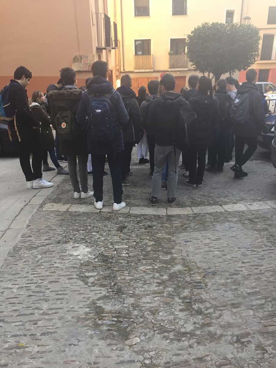 Un total de 62 escolares de entre 13 y 16 años del colegio madrileño Ibn Gabirol visitaron Tarazona de la mano de la Red de Juderías de España. La jornada, organizada para conocer de primera mano la herencia judía de la ciudad, incluyó incluyó una visita guiada por la judería de la ciudad y la asistencia al cuenta cuentos de “Los Navegantes” en el Centro de Mayores del que informamos en este enlace. Los escolares fueron recibidos en el Salón de Plenos del Ayuntamiento por D. Luis José Arrechea, Excmo. Alcalde de Tarazona.