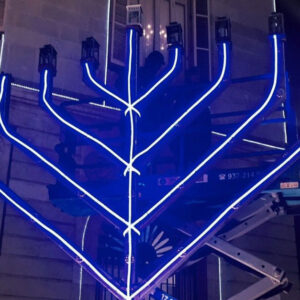 El lunes 23 de diciembre a las 18.30 horas tendrá lugar el segundo día del encendido de luces de Janucá en la plaza de Sant Jaume.