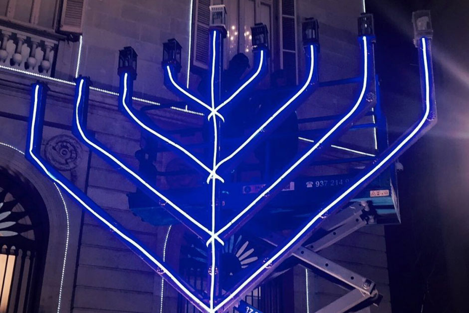 El lunes 23 de diciembre a las 18.30 horas tendrá lugar el segundo día del encendido de luces de Janucá en la plaza de Sant Jaume.