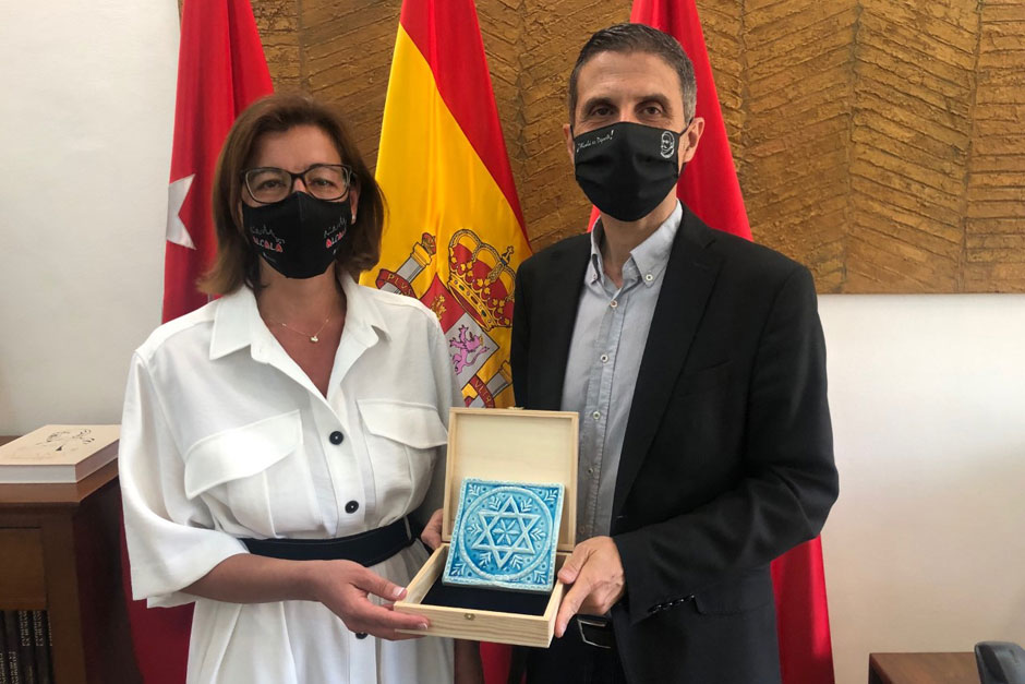 María Aranguren, segunda teniente de alcalde y concejala de Cultura, y Javier Rodríguez Palacios, alcalde de Alcalá de Henares.