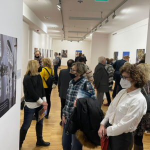 La Asociación comienza sus proyectos de difusión internacional en 2022 con la inauguración en el Instituto Cervantes de Varsovia de la muestra "Descubre Sefarad".