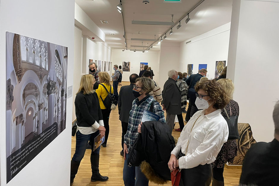 La Asociación comienza sus proyectos de difusión internacional en 2022 con la inauguración en el Instituto Cervantes de Varsovia de la muestra "Descubre Sefarad".