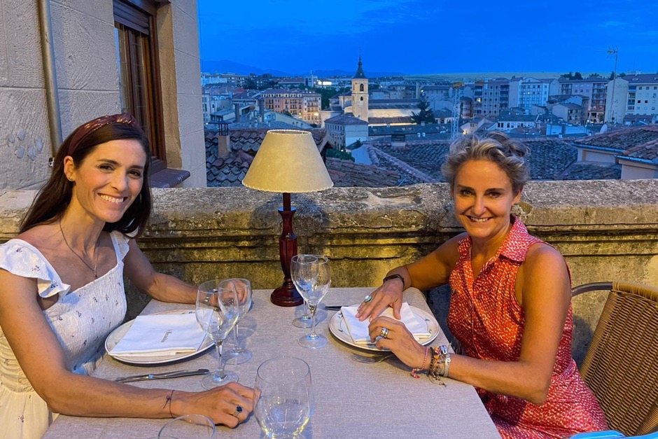 Las influencers Carla Royo-Villanova y Joana Saldón visitan la Judería de Segovia con la Red de Juderías