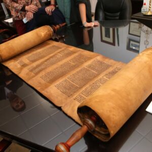 Lucena enriquece su patrimonio cultural con la donación de una Torá histórica | Red de Juderías de España Caminos de Sefarad