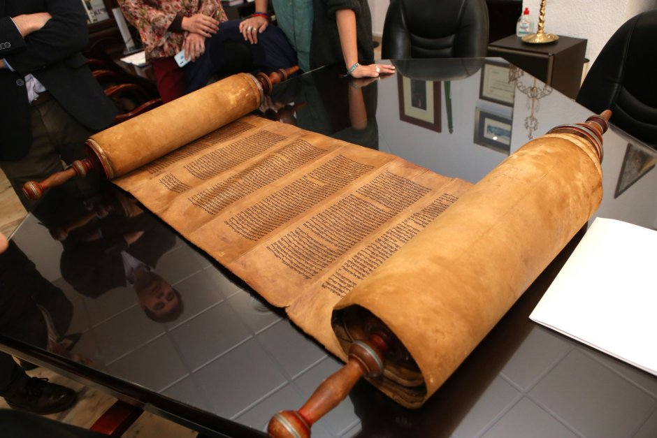 Lucena enriquece su patrimonio cultural con la donación de una Torá histórica | Red de Juderías de España Caminos de Sefarad